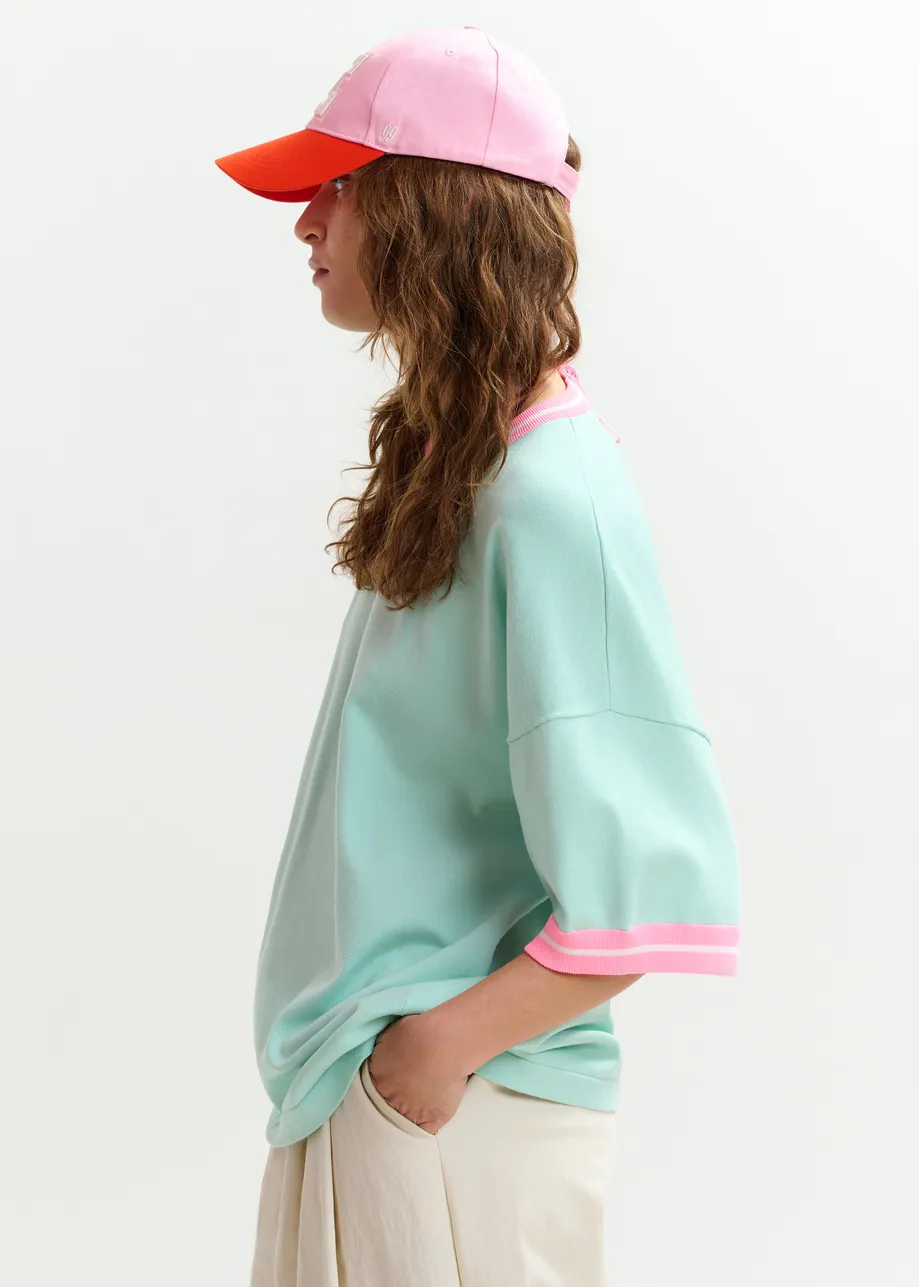 Lichblauw gebreid T-shirt met roze contrastboord