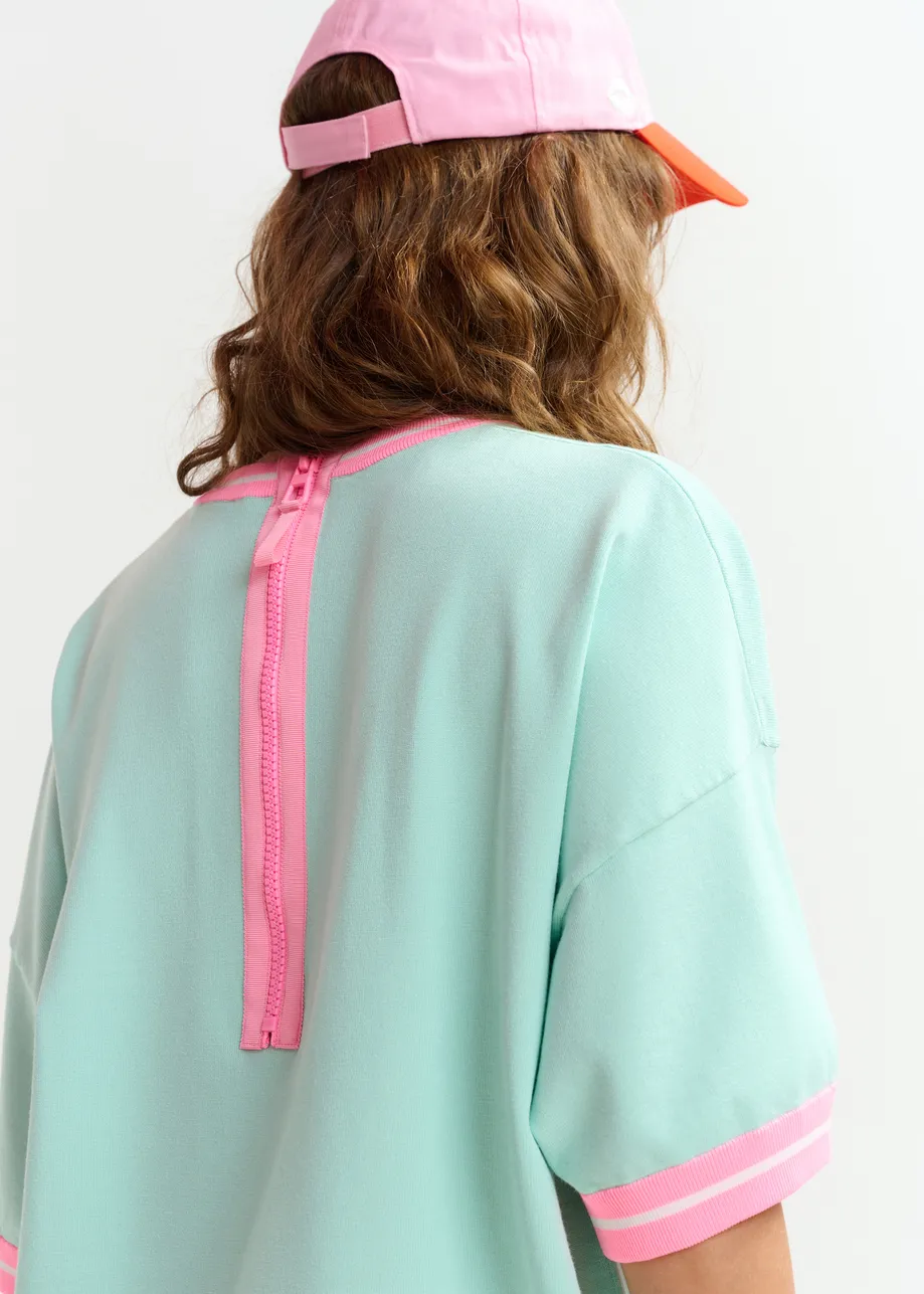 Lichblauw gebreid T-shirt met roze contrastboord