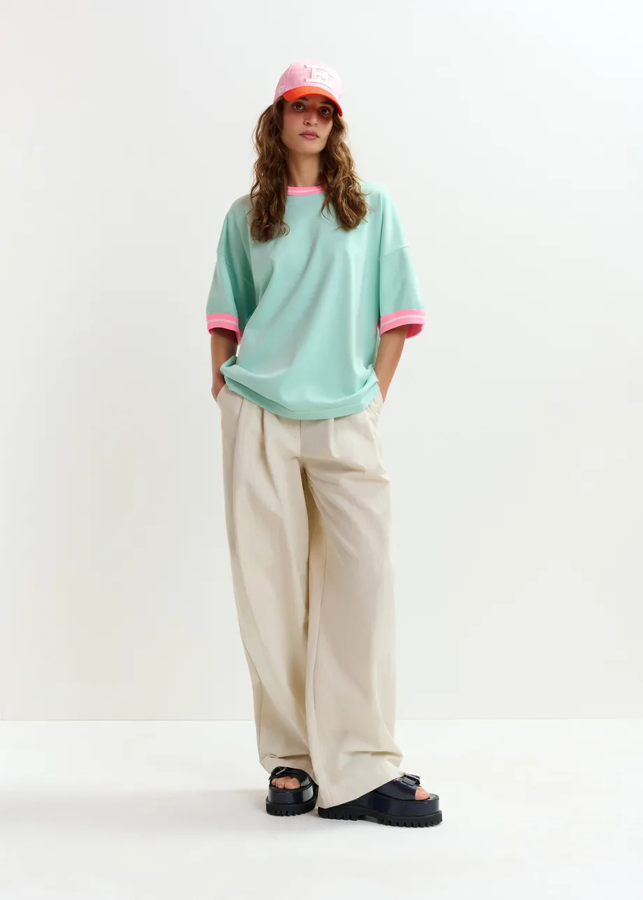 Lichblauw gebreid T-shirt met roze contrastboord