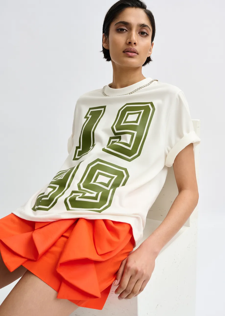 T-shirt en coton blanc cassé à imprimé numérique vert et encolure en strass