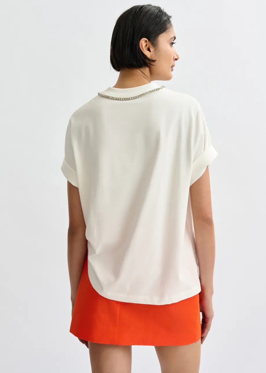 T-shirt en coton blanc cassé à imprimé numérique vert et encolure en strass