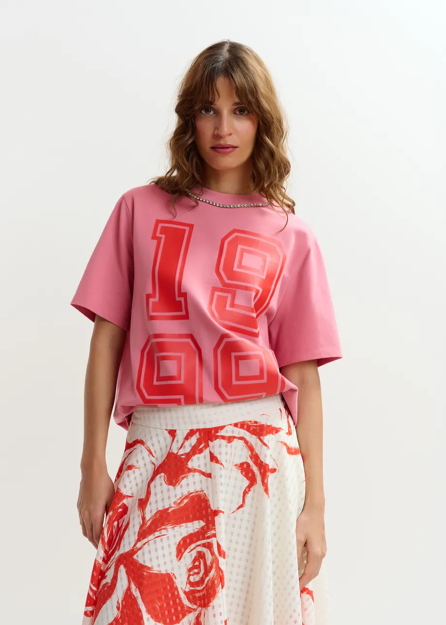 T-shirt en coton rose à imprimé numérique rouge et encolure en strass