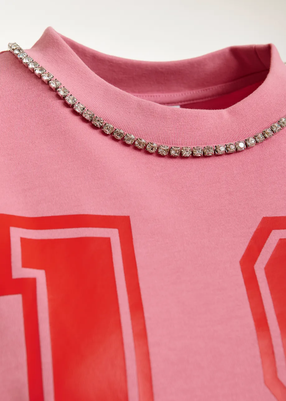 T-shirt en coton rose à imprimé numérique rouge et encolure en strass