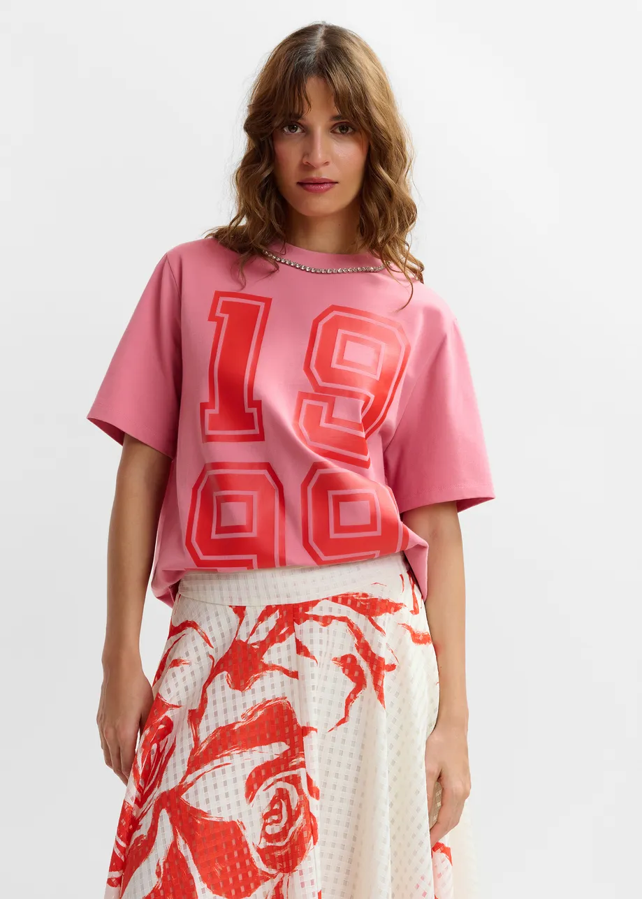 T-shirt en coton rose à imprimé numérique rouge et encolure en strass
