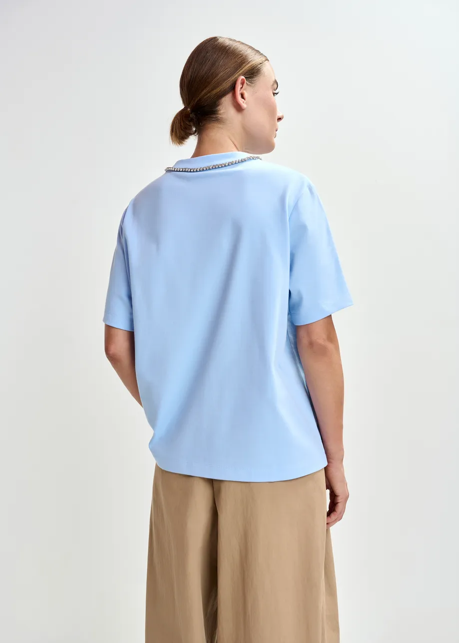 T-shirt en coton bleu à imprimé numérique vert et encolure en strass