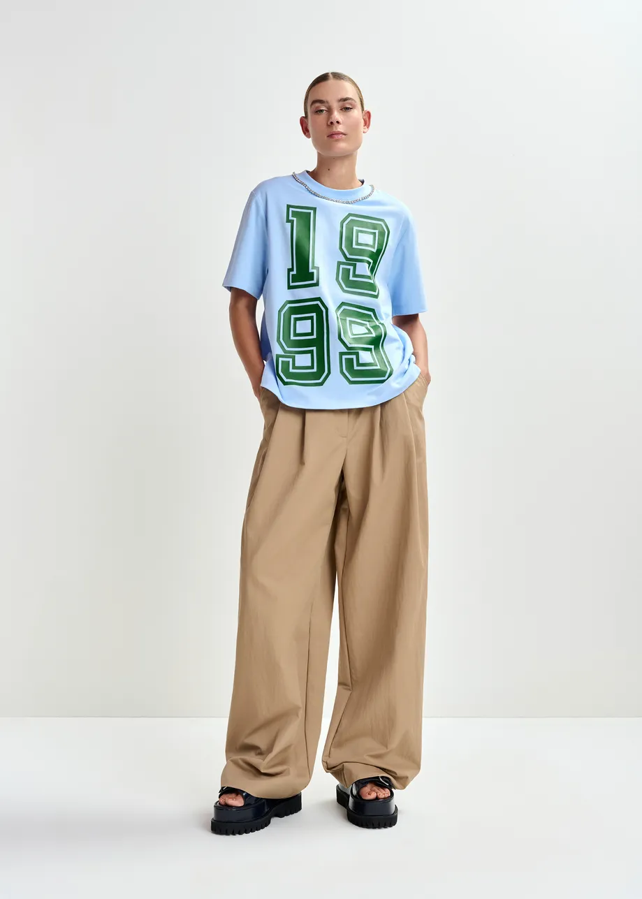 T-shirt en coton bleu à imprimé numérique vert et encolure en strass