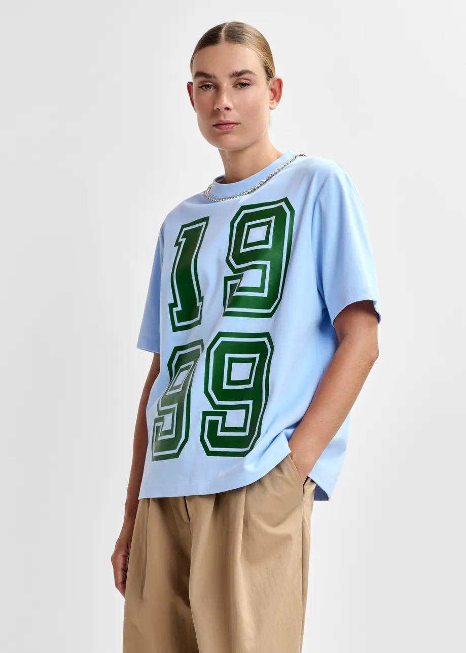 T-shirt en coton bleu à imprimé numérique vert et encolure en strass