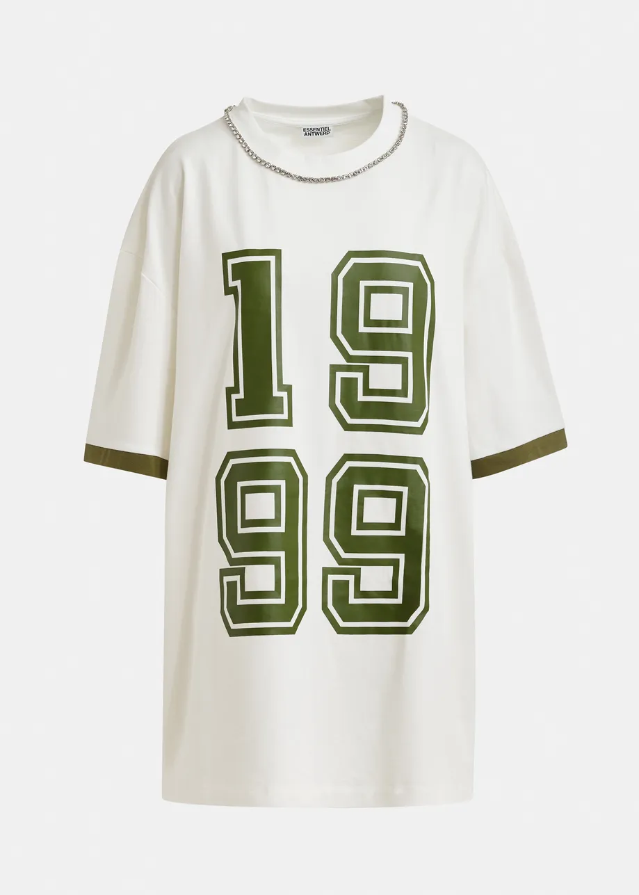 Camiseta de algodón oversize con escote adornado con strass y estampado numérico, blanco roto