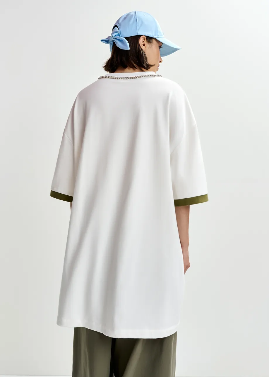 Camiseta de algodón oversize con escote adornado con strass y estampado numérico, blanco roto