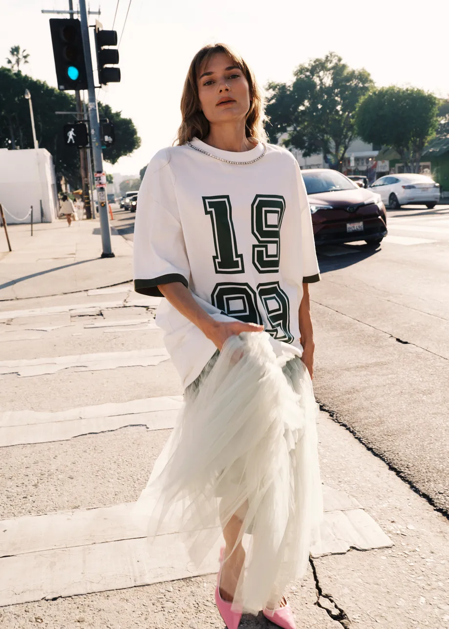 Camiseta de algodón oversize con escote adornado con strass y estampado numérico, blanco roto