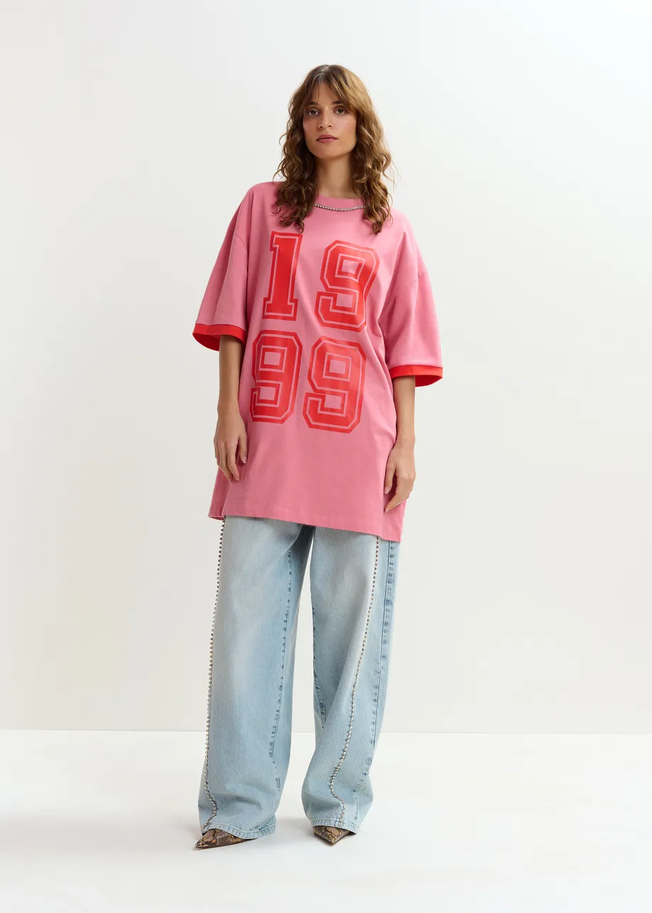 Camiseta de algodón oversize con escote adornado con strass y estampado numérico, rosa
