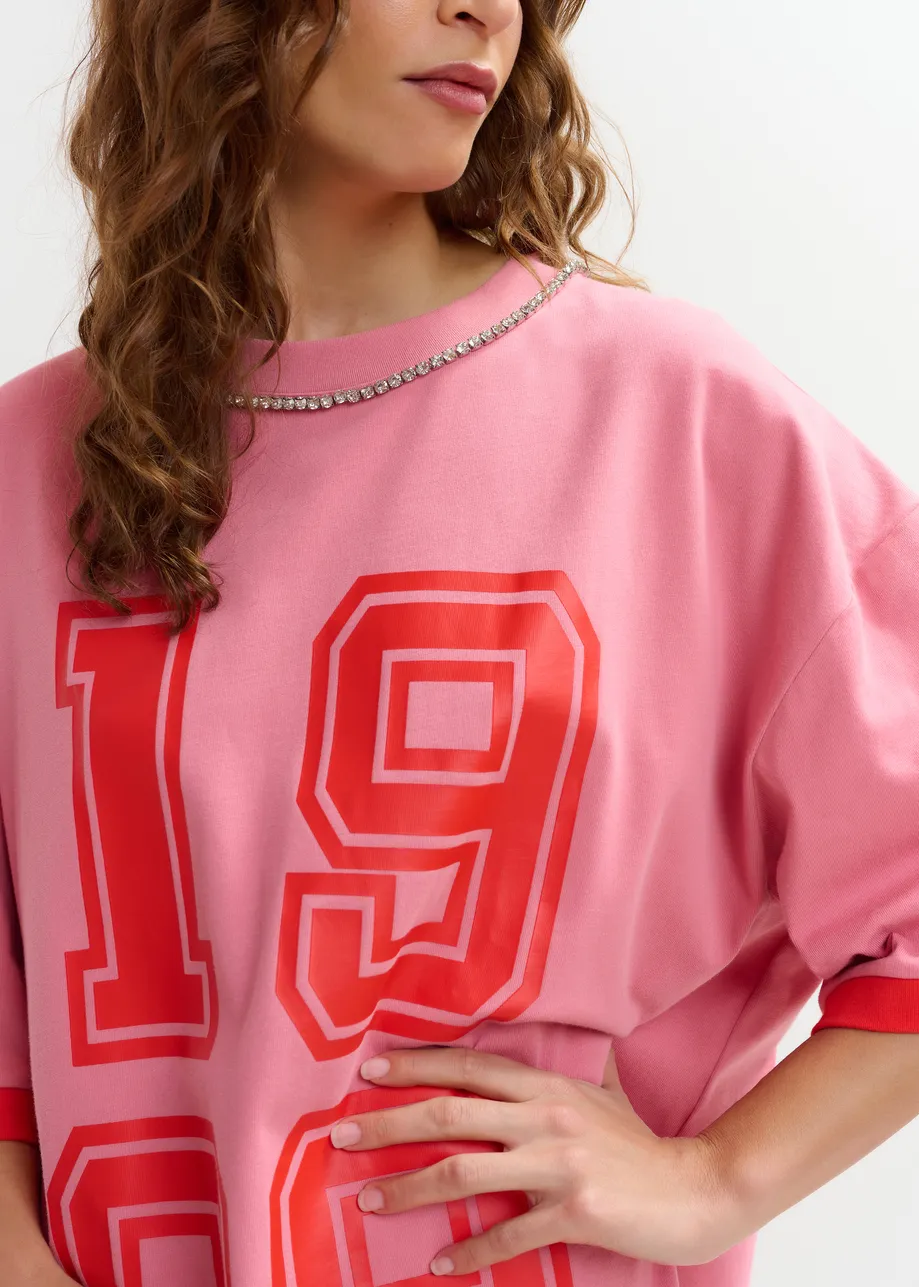 Camiseta de algodón oversize con escote adornado con strass y estampado numérico, rosa