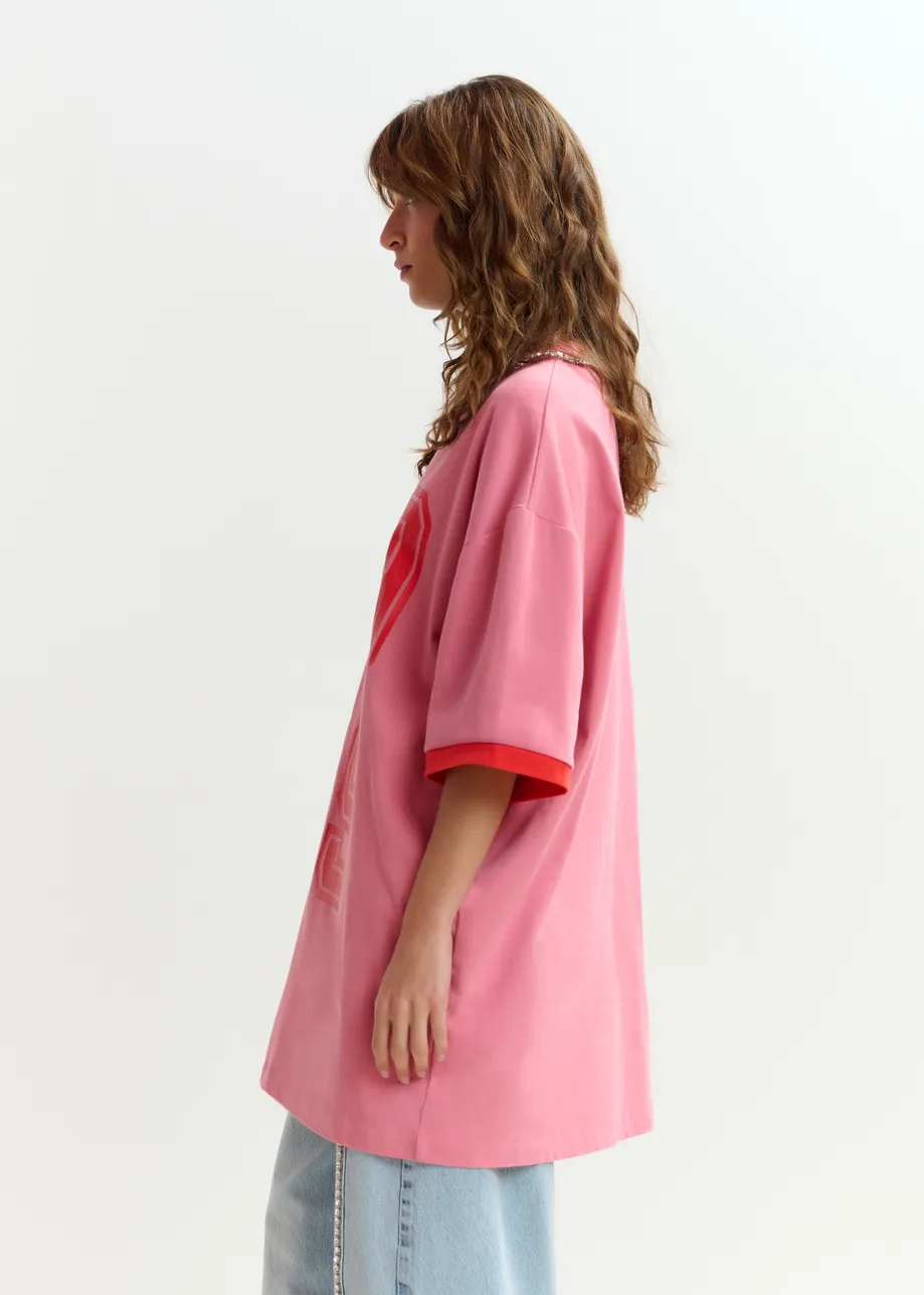 Camiseta de algodón oversize con escote adornado con strass y estampado numérico, rosa