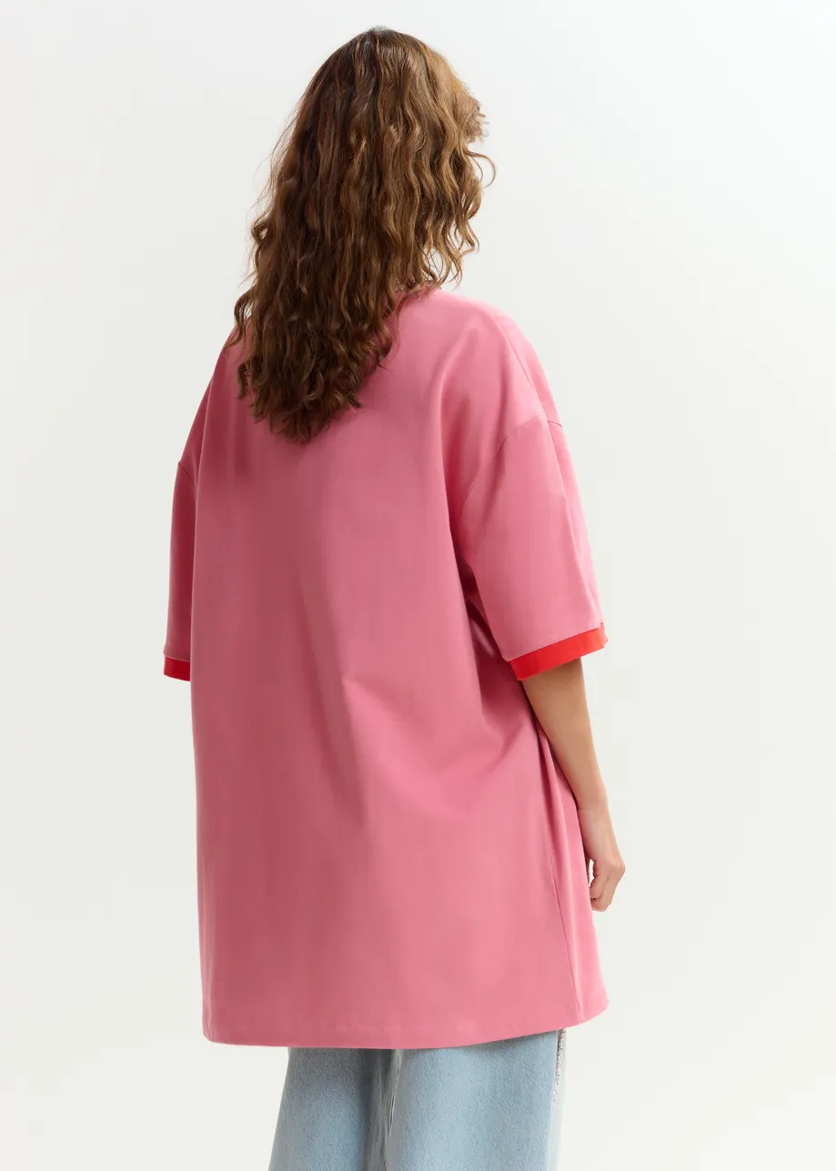 Camiseta de algodón oversize con escote adornado con strass y estampado numérico, rosa
