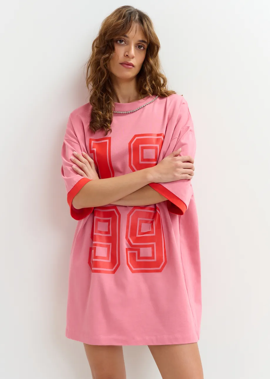 Camiseta de algodón oversize con escote adornado con strass y estampado numérico, rosa