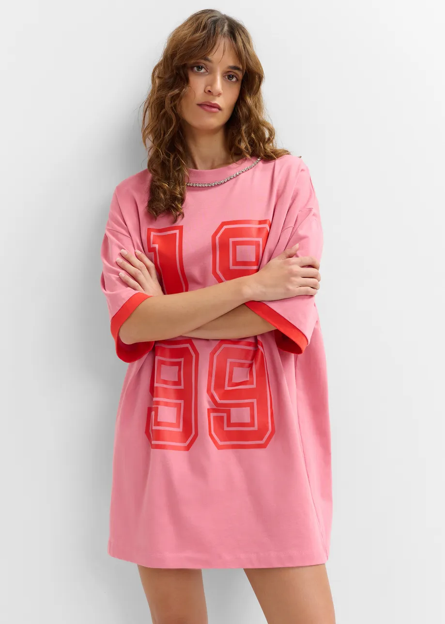 Camiseta de algodón oversize con escote adornado con strass y estampado numérico, rosa