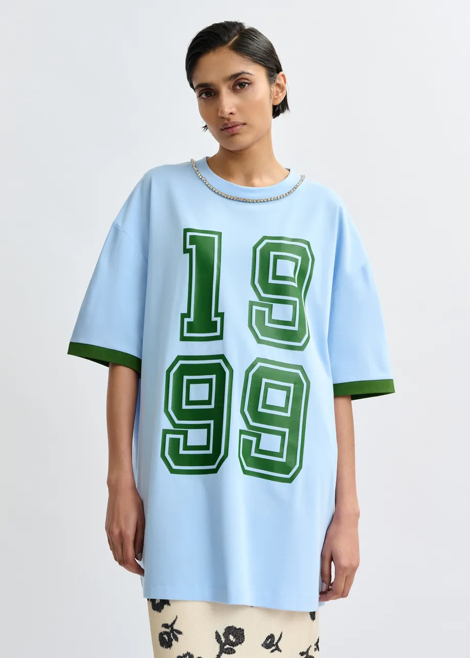 Camiseta de algodón oversize con escote adornado con strass y estampado numérico, azul