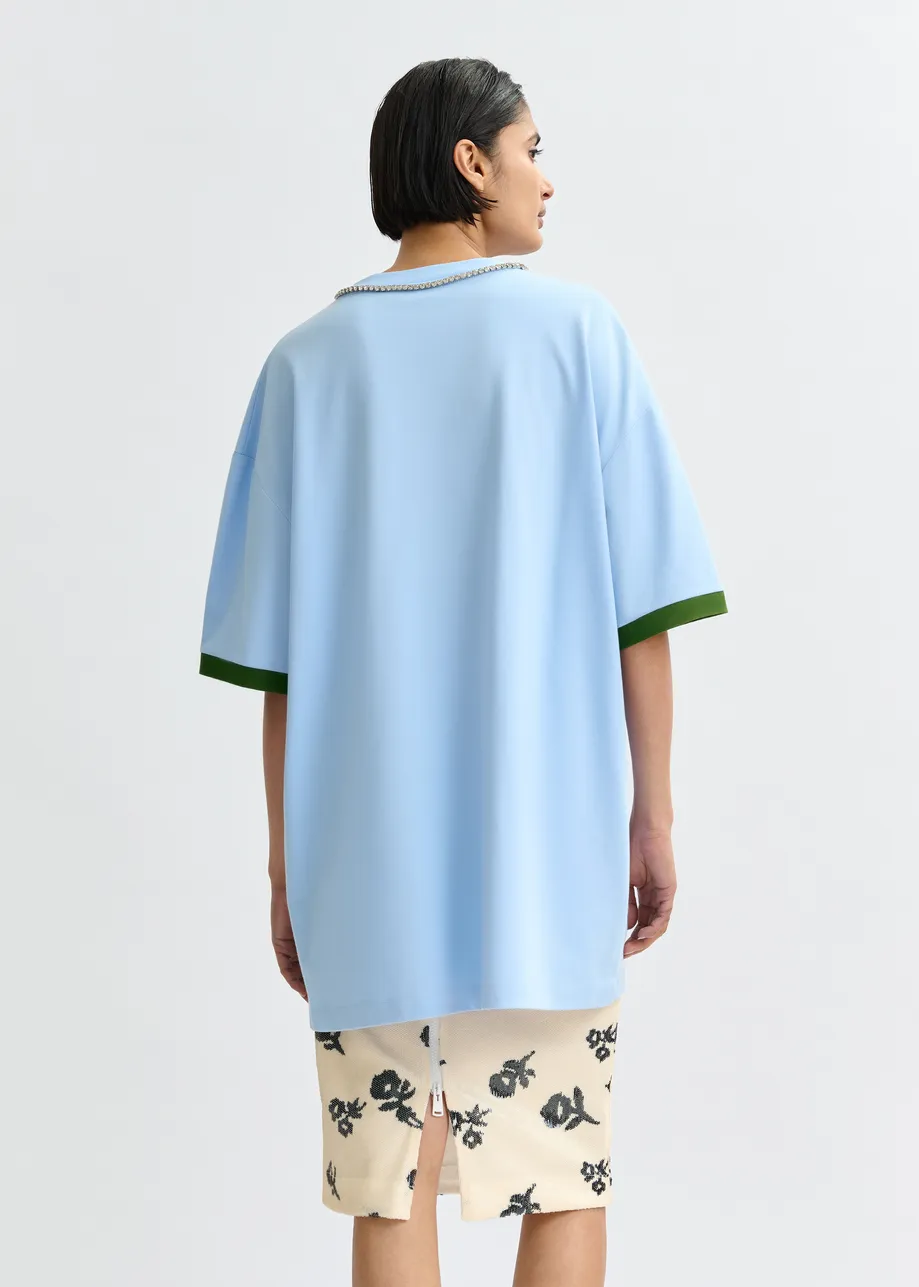 Camiseta de algodón oversize con escote adornado con strass y estampado numérico, azul