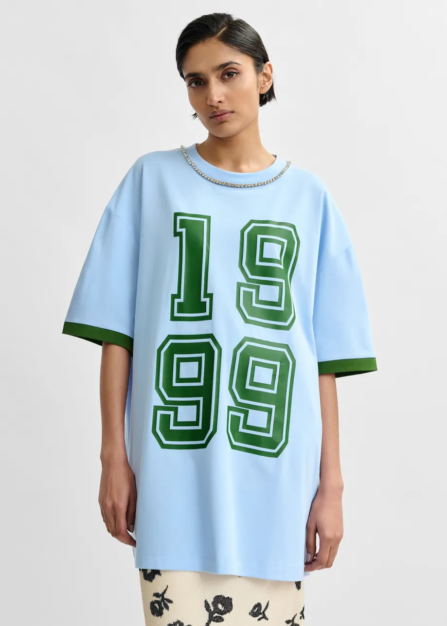 Camiseta de algodón oversize con escote adornado con strass y estampado numérico, azul