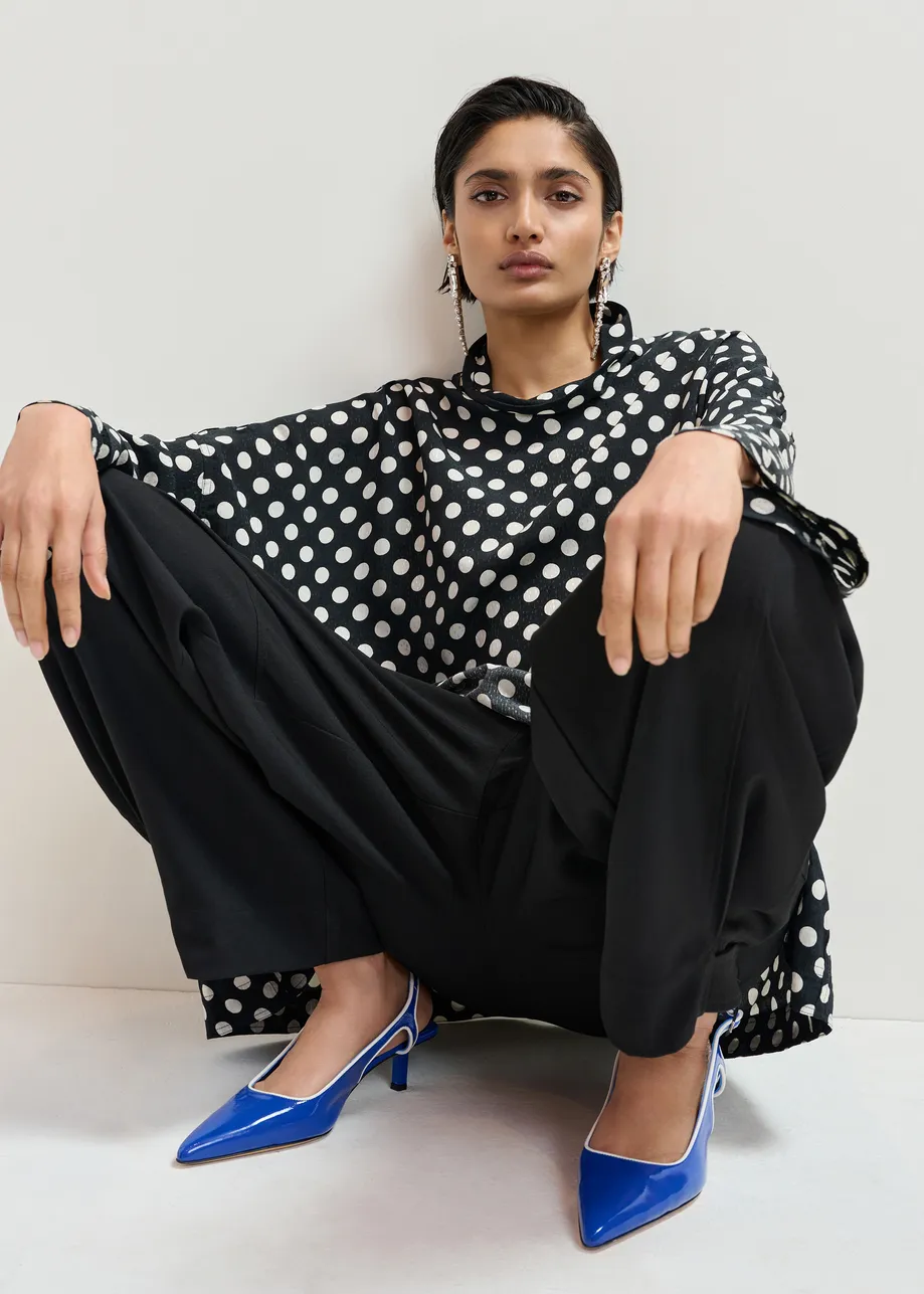 Blauwe leren slingback pumps met contrastkleur opzij