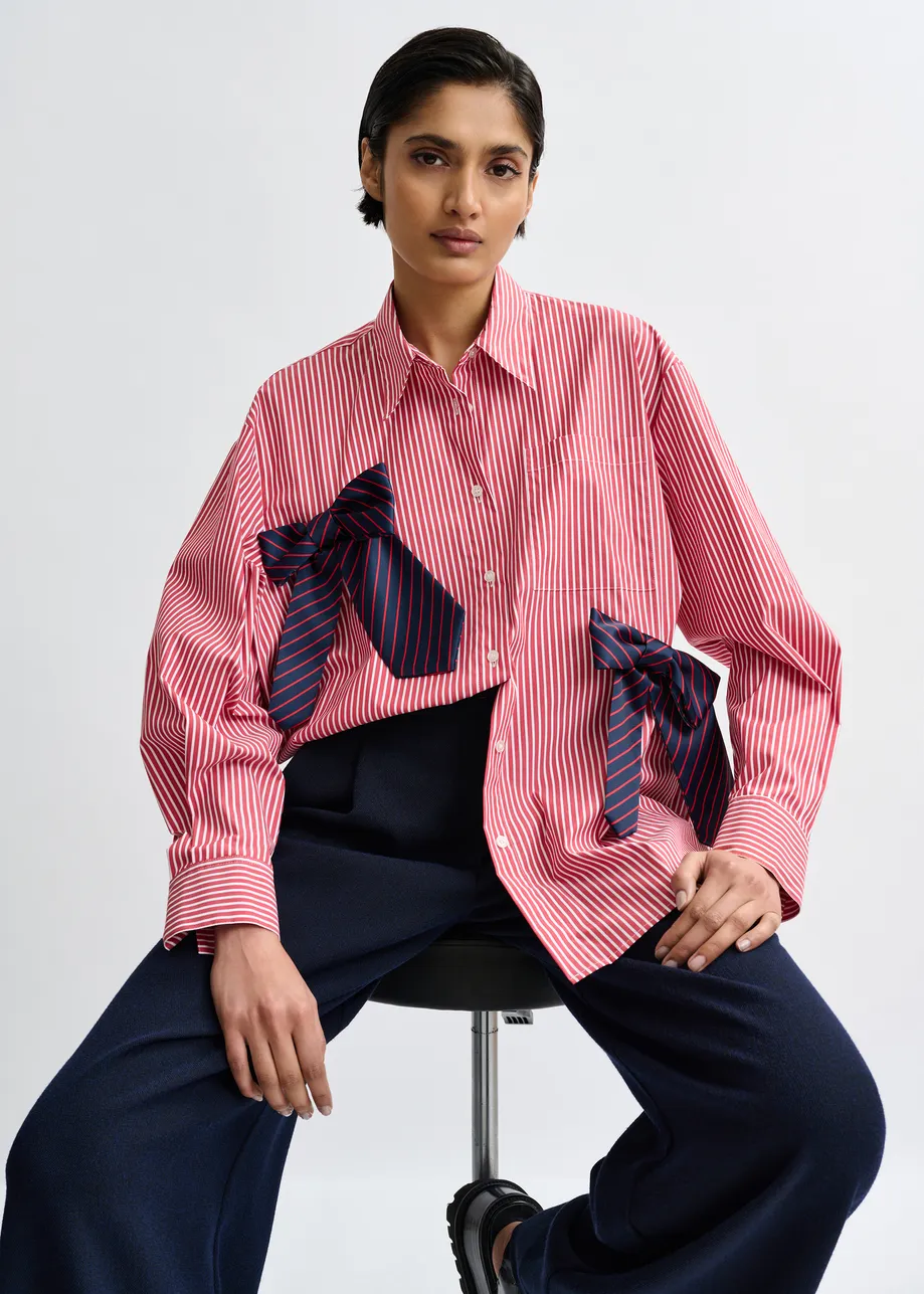 Rood, wit en marineblauw gestreept overhemd met strikken