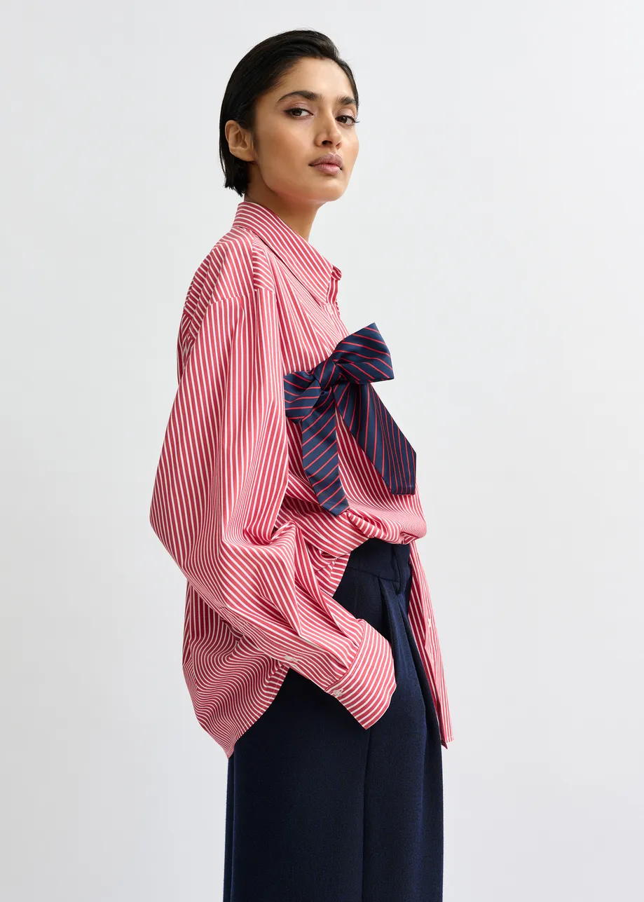 Rood, wit en marineblauw gestreept overhemd met strikken