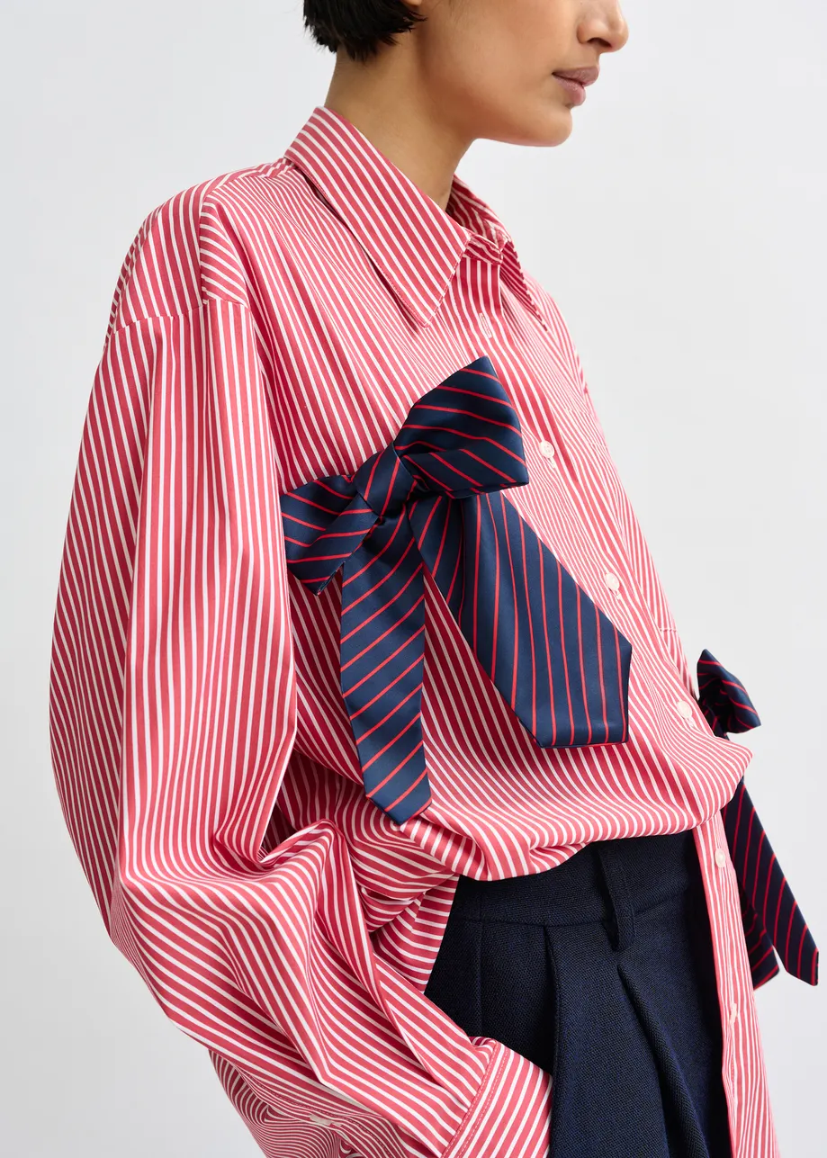 Rood, wit en marineblauw gestreept overhemd met strikken