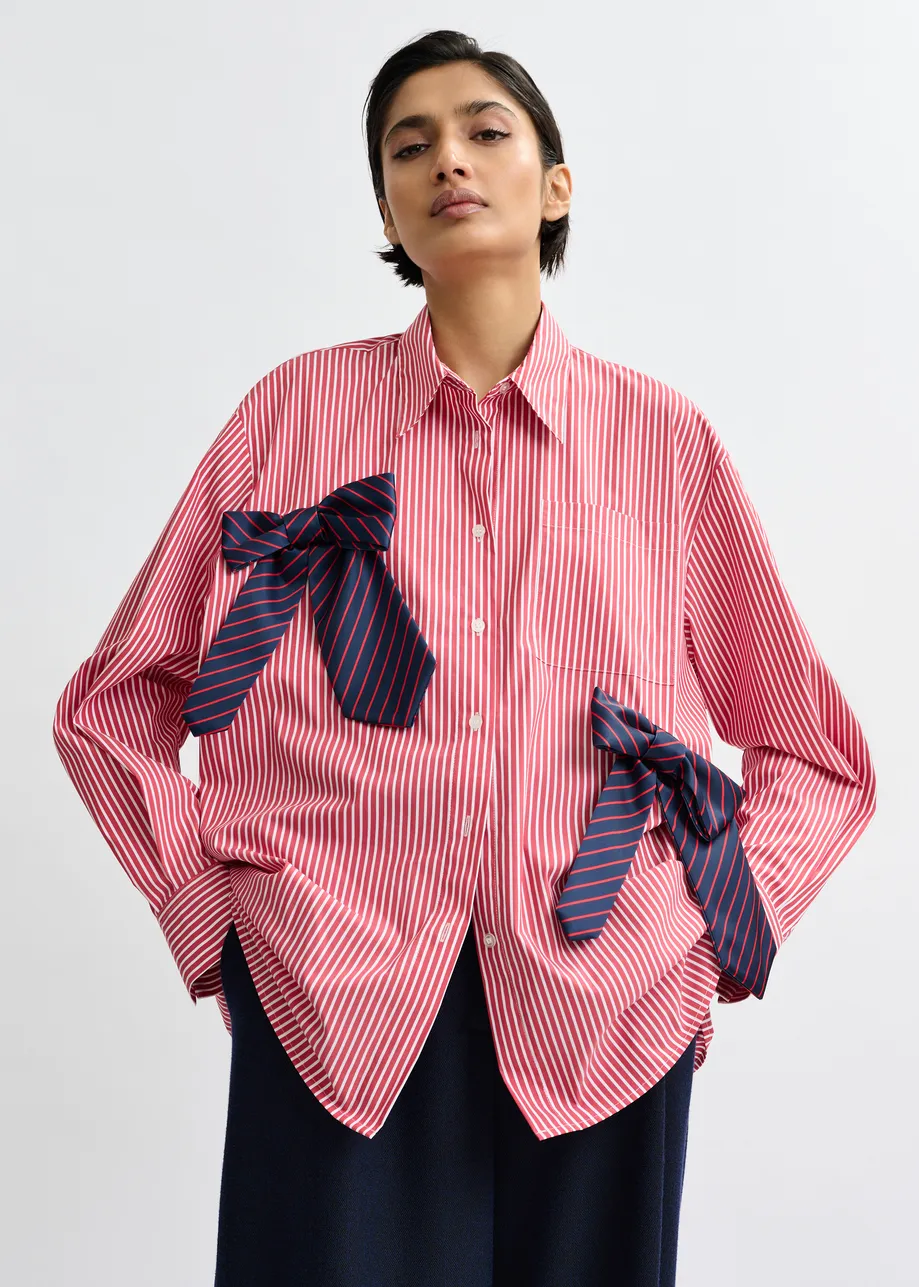 Rood, wit en marineblauw gestreept overhemd met strikken