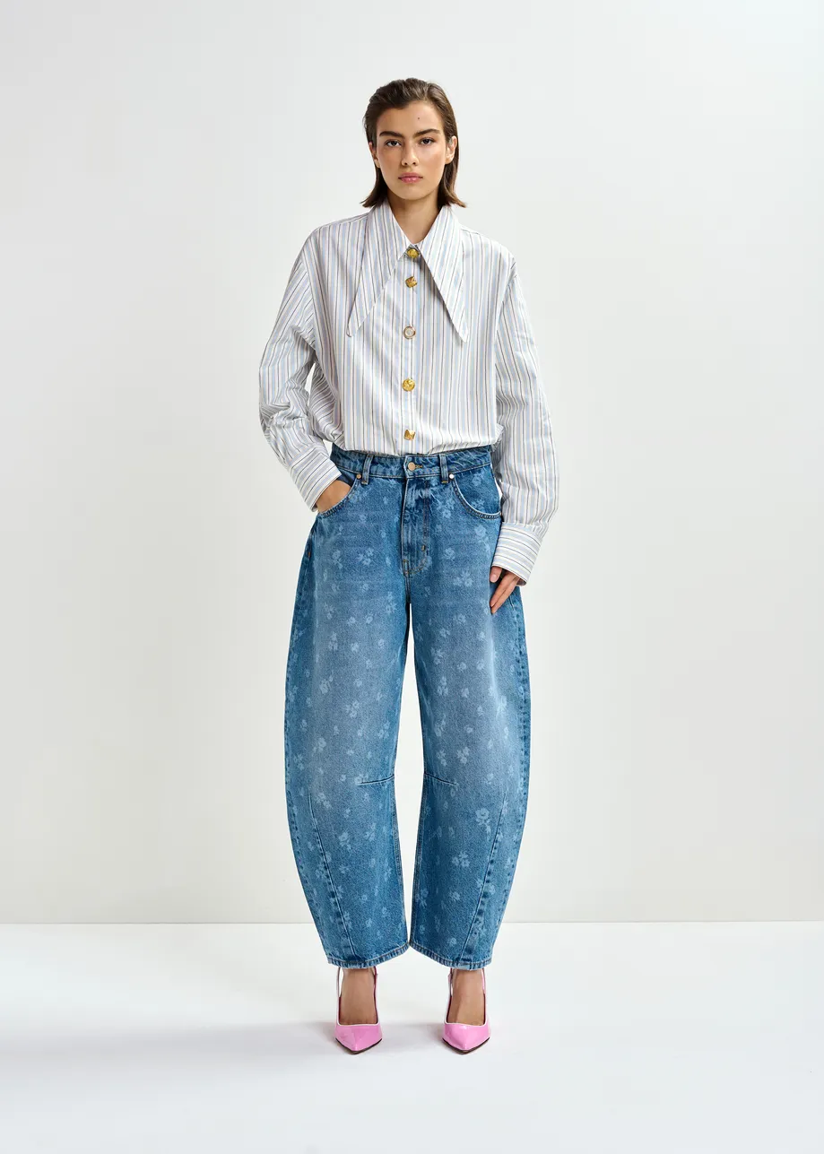 Blauwe cropped jeans met barrelpijp en bloemenprint