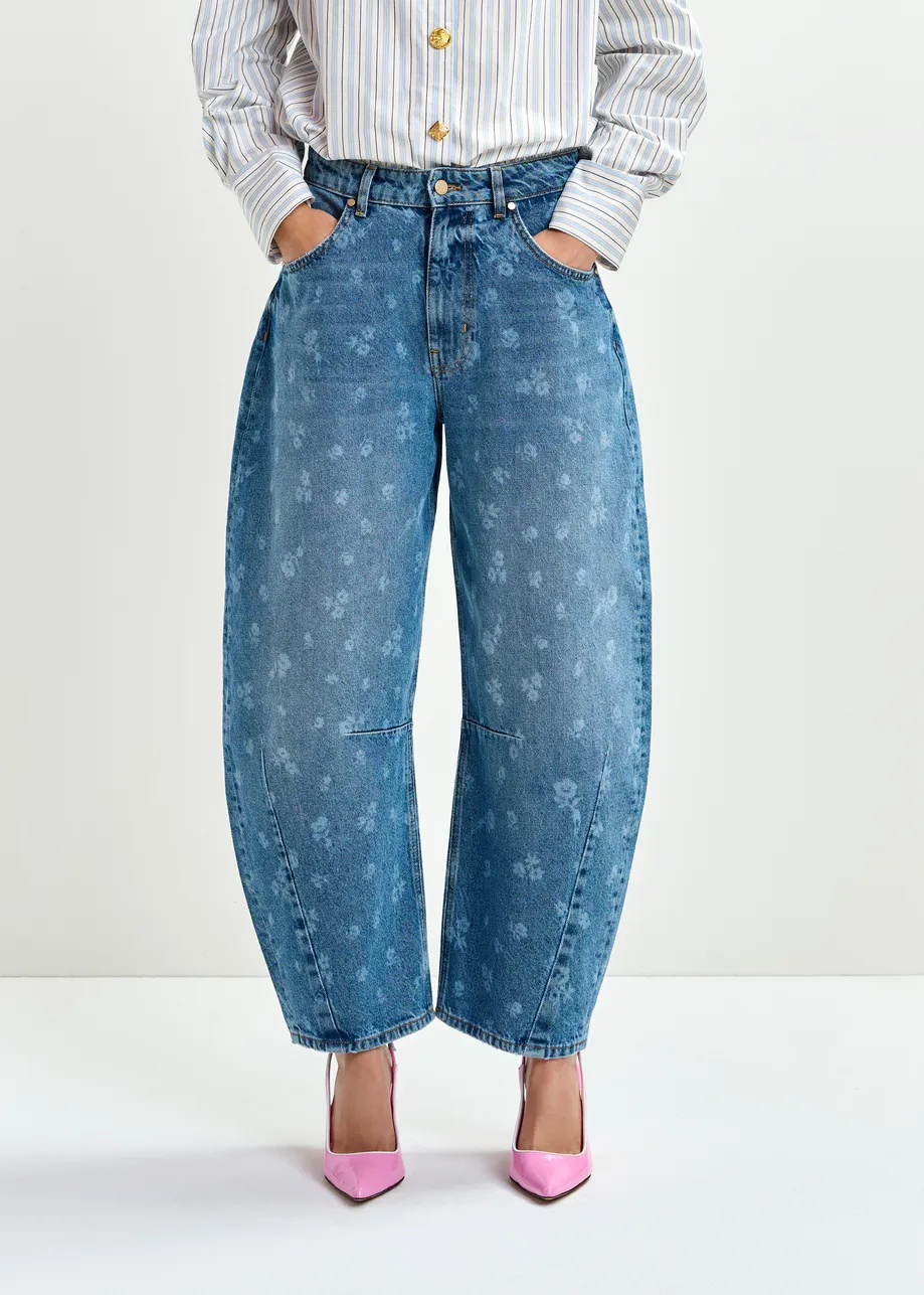 Blauwe cropped jeans met barrelpijp en bloemenprint