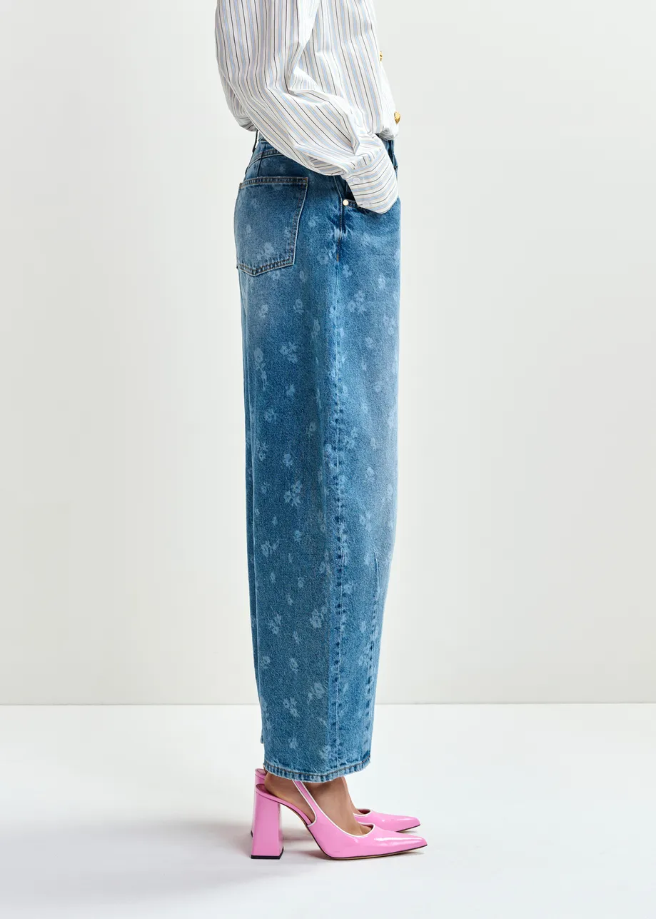 Blauwe cropped jeans met barrelpijp en bloemenprint