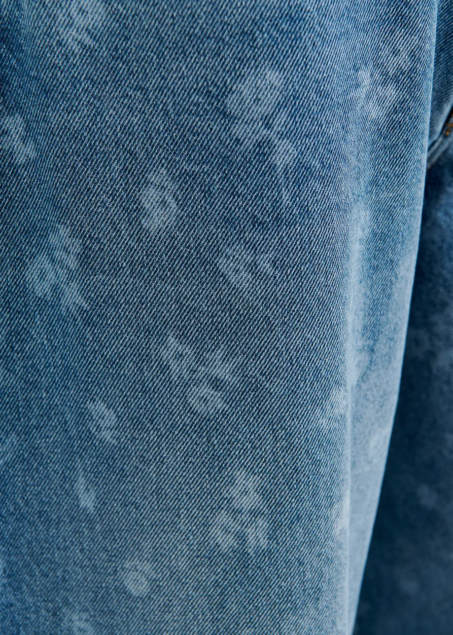 Blauwe cropped jeans met barrelpijp en bloemenprint