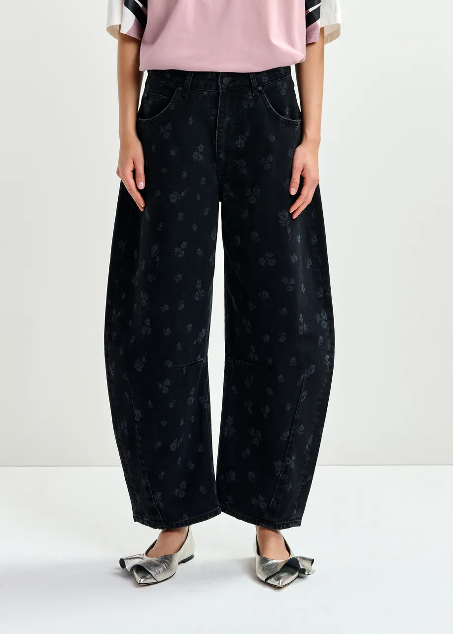 Zwarte cropped jeans met barrelpijp en bloemenprint