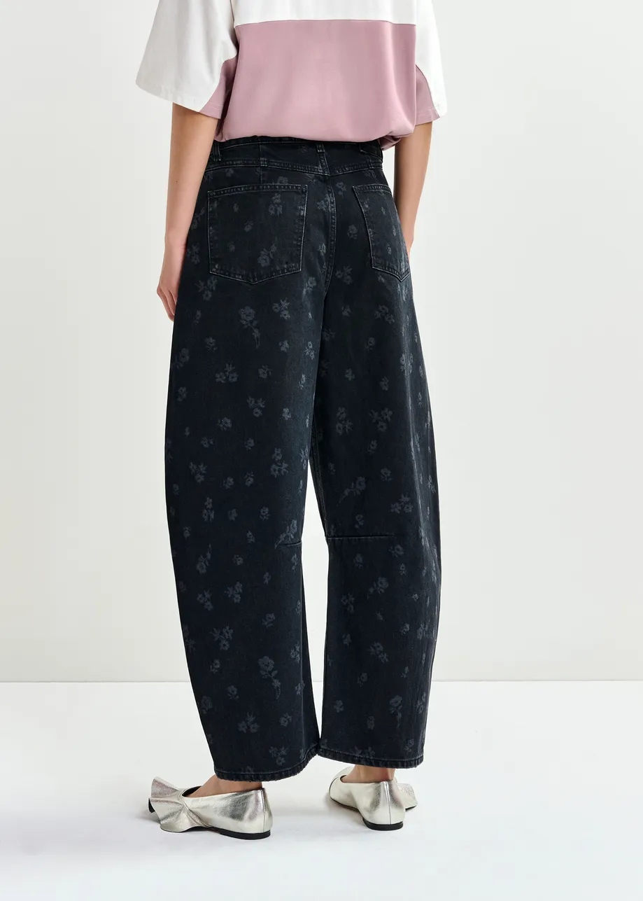 Zwarte cropped jeans met barrelpijp en bloemenprint