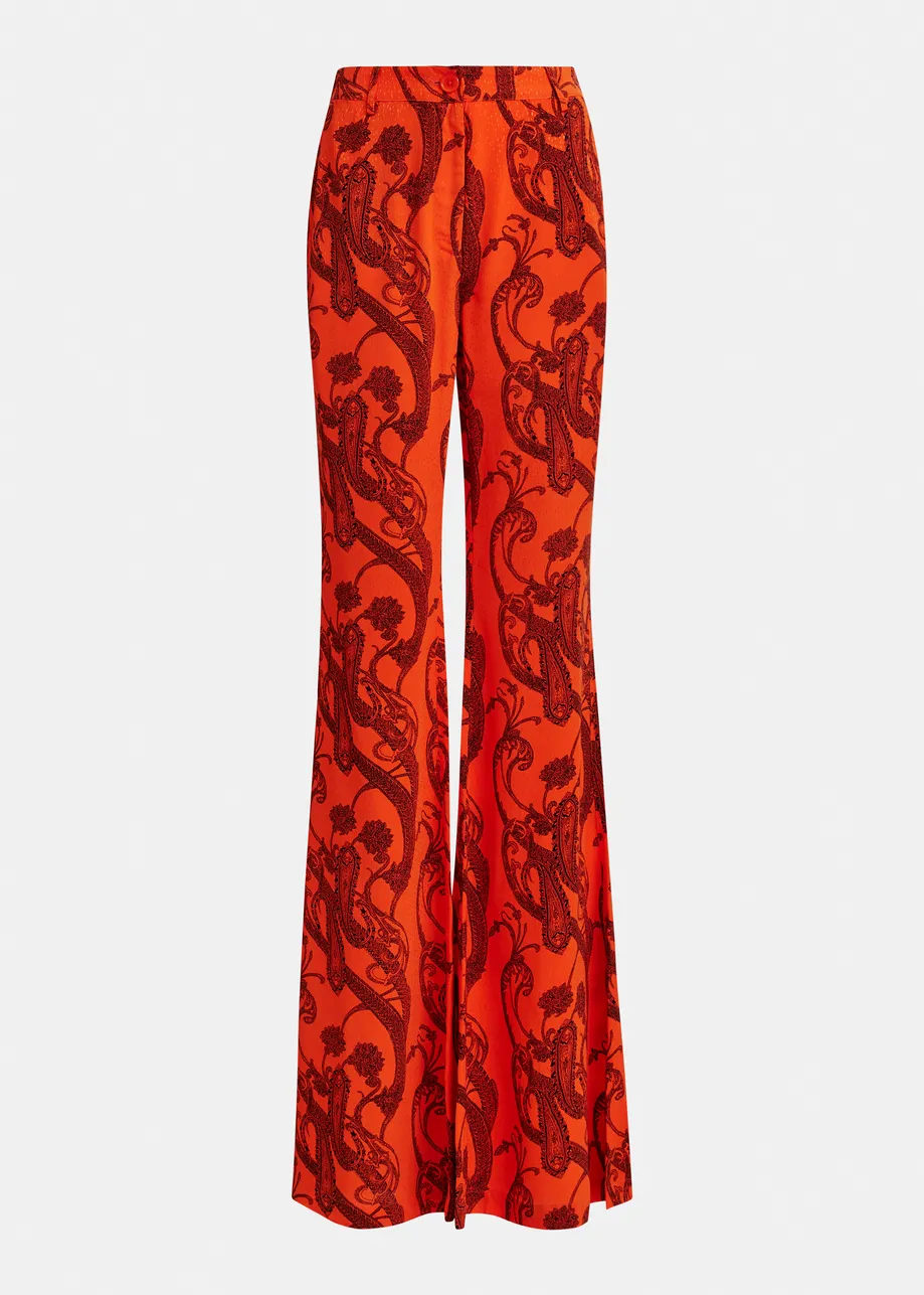 Oranje en zwarte broek met uitlopende pijp en paisleyprint