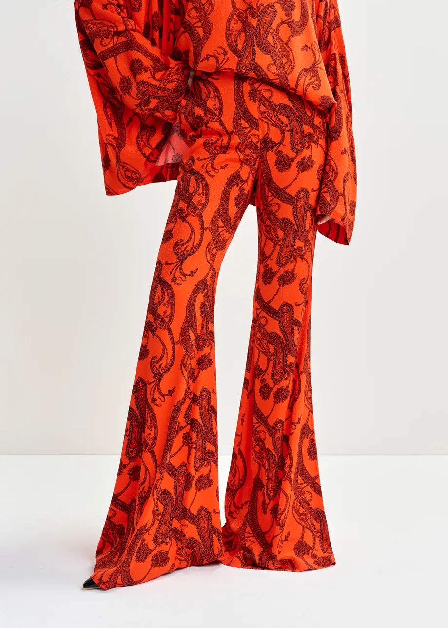 Oranje en zwarte broek met uitlopende pijp en paisleyprint