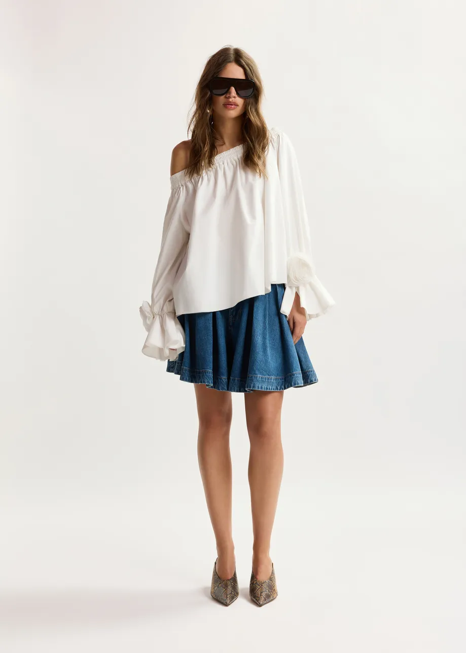 Cremefarbenes, trägerloses Baumwolloberteil mit Rosettendetails