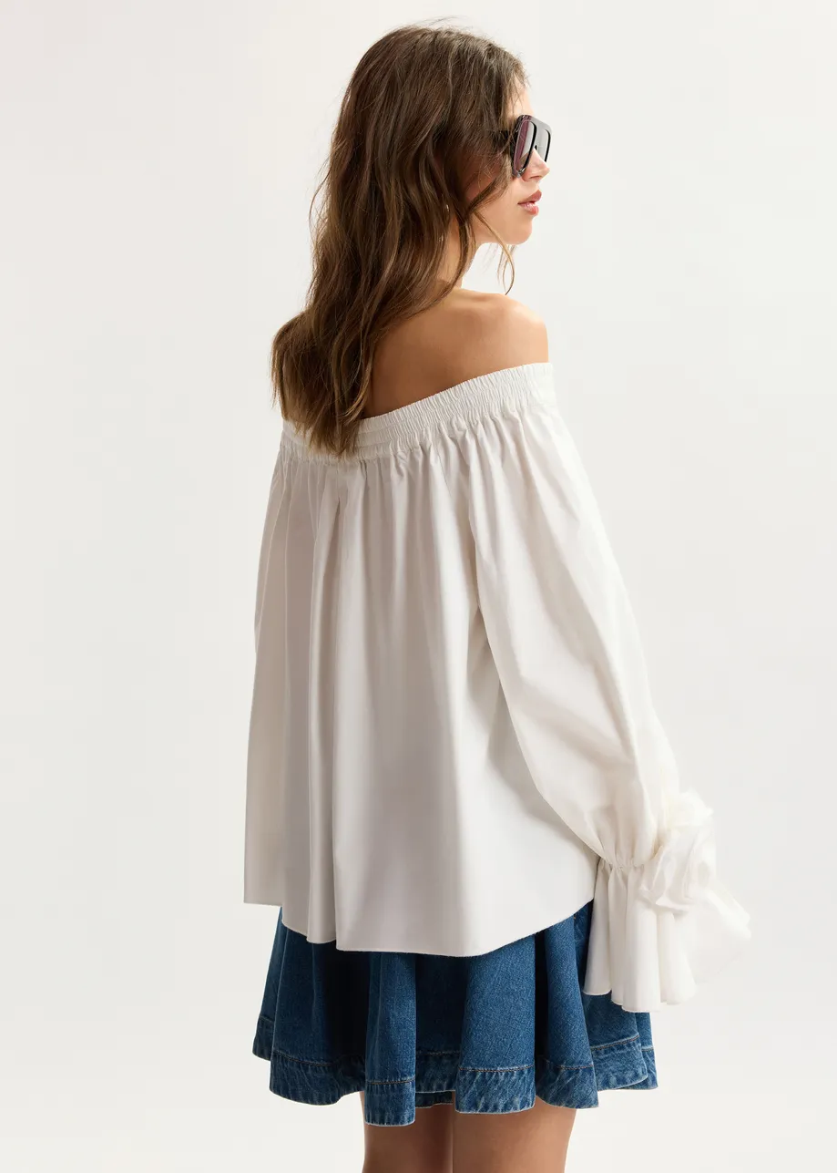 Cremefarbenes, trägerloses Baumwolloberteil mit Rosettendetails