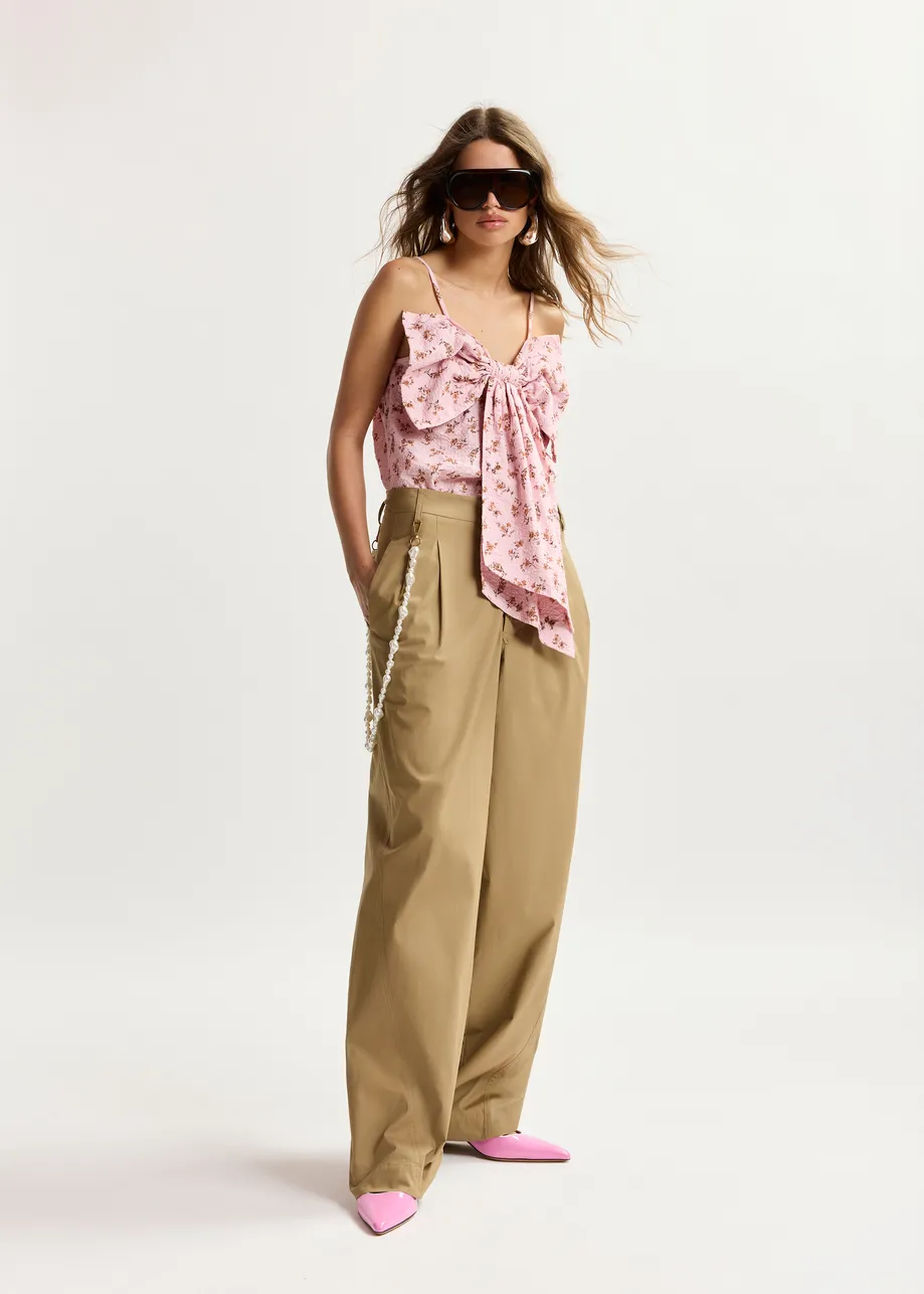 Maglia in cotone con stampa floreale rosa e marrone e dettaglio fiocco