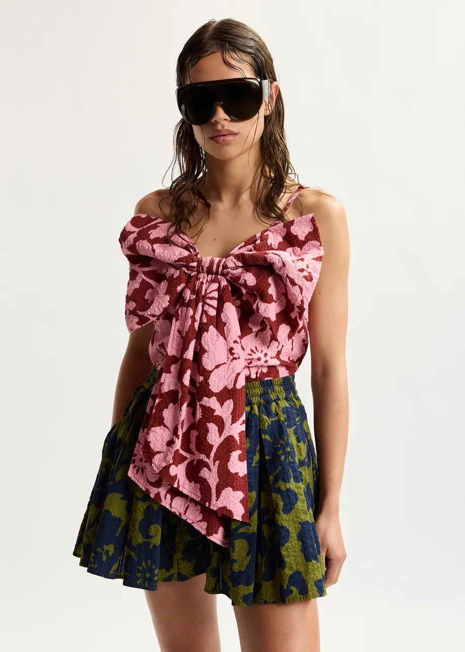 Maglia in cotone con stampa floreale rosa e rosso scuro e dettaglio fiocco