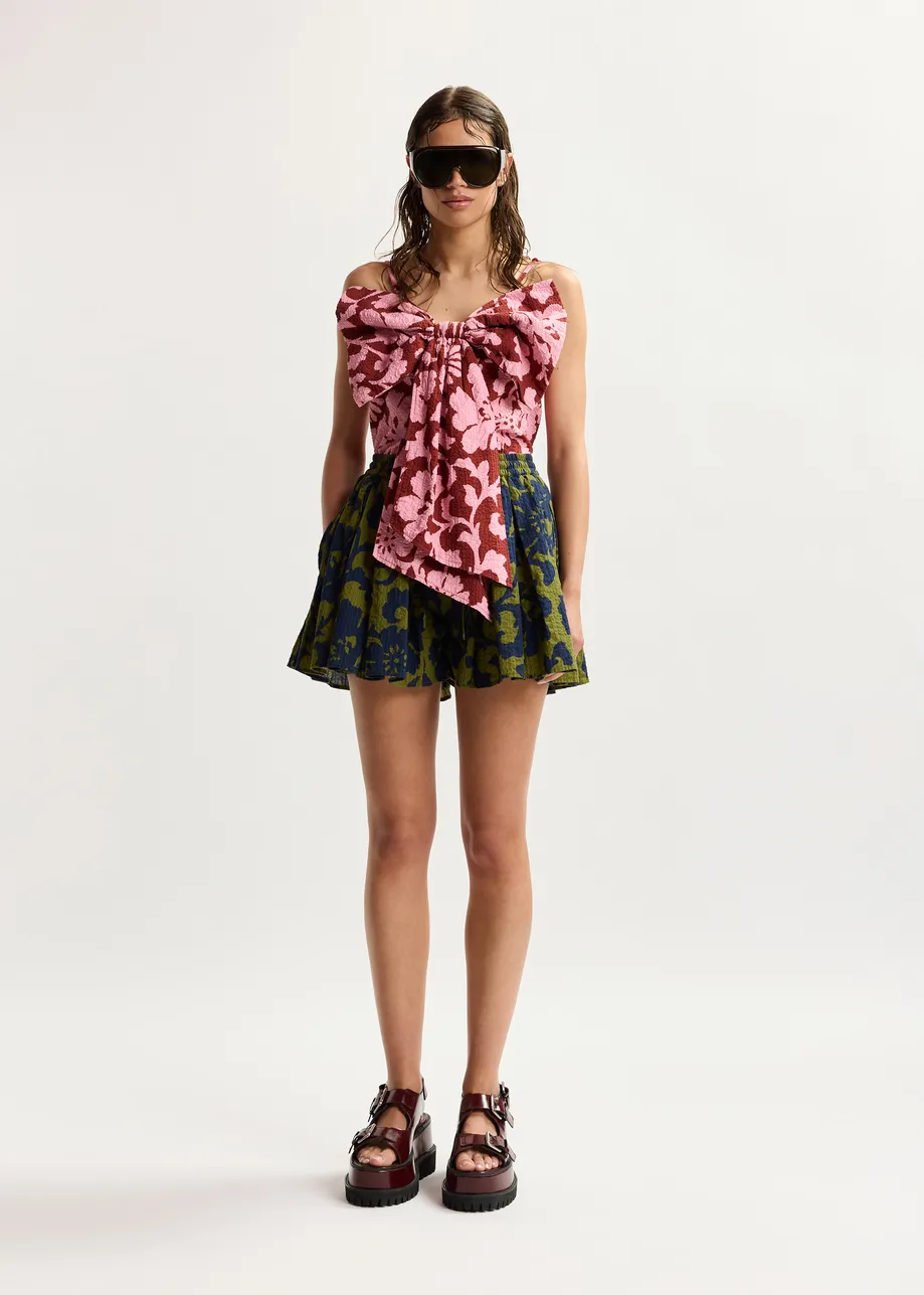 Maglia in cotone con stampa floreale rosa e rosso scuro e dettaglio fiocco