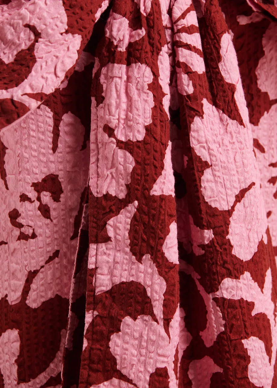 Maglia in cotone con stampa floreale rosa e rosso scuro e dettaglio fiocco