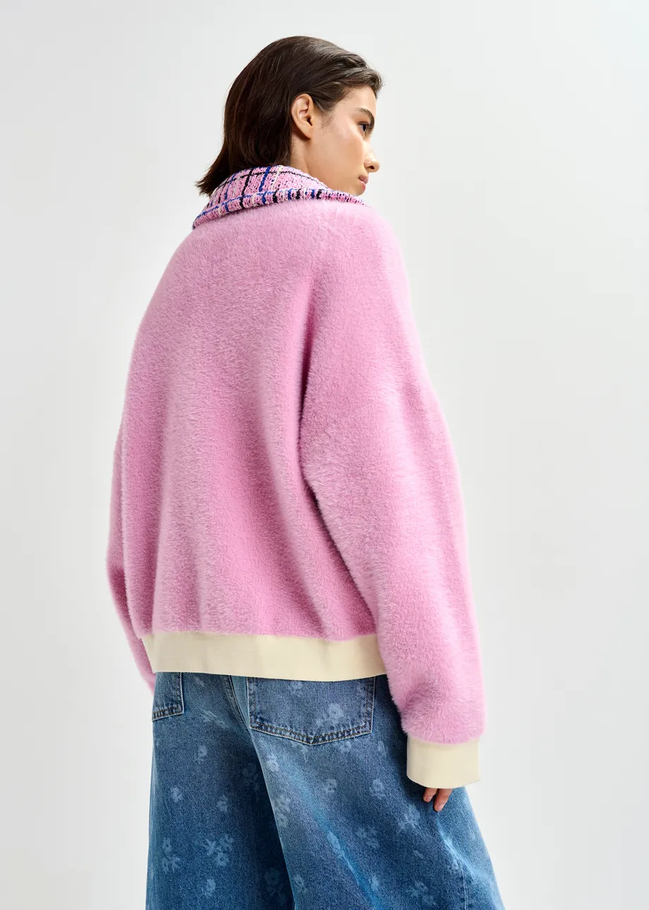 Roze en gebroken witte cardigan met blauw-zwarte tweedkraag en opgestikte zakken