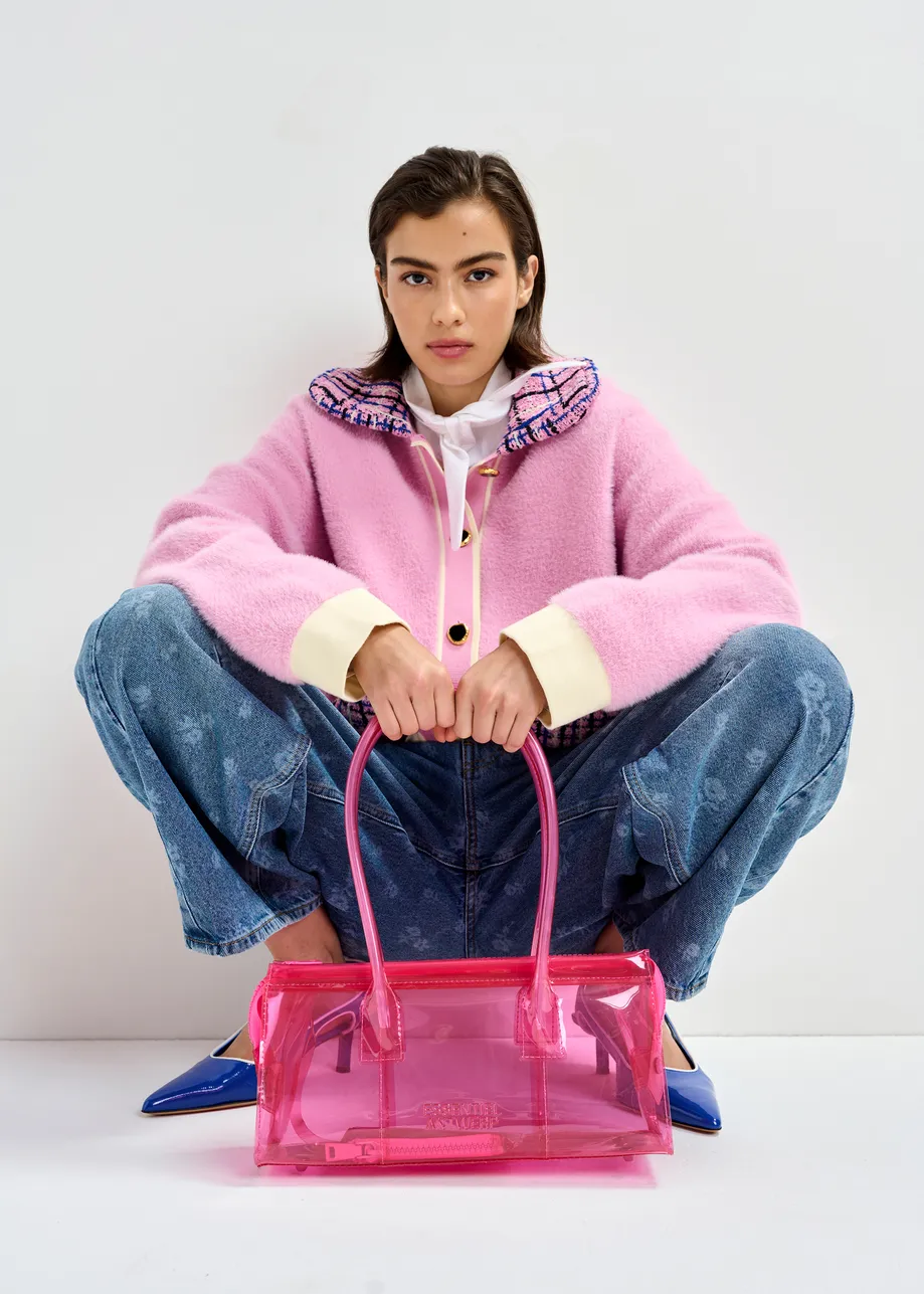 Roze en gebroken witte cardigan met blauw-zwarte tweedkraag en opgestikte zakken