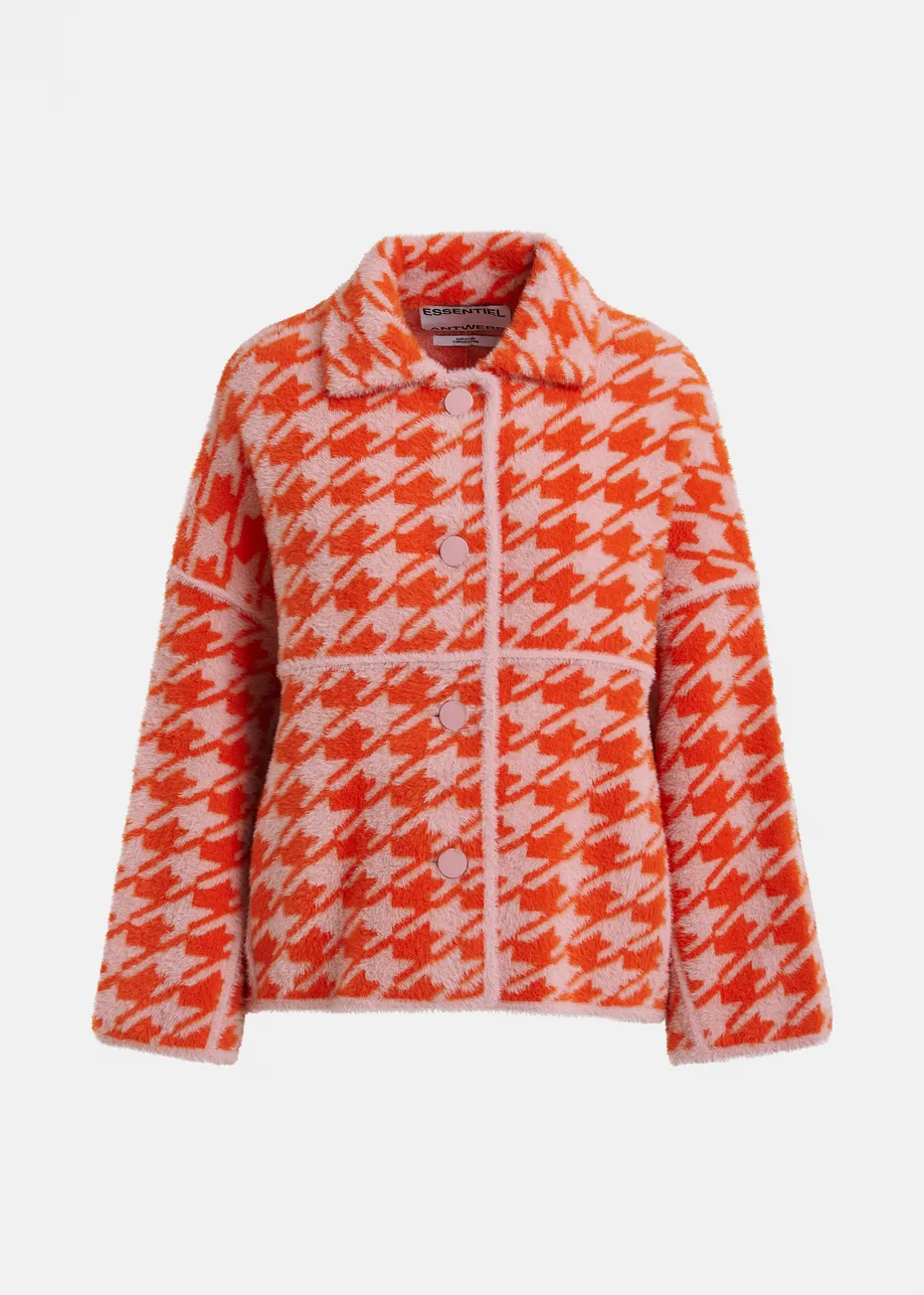 Gebreid vest met oranje en poederroze pied-de-poulepatroon