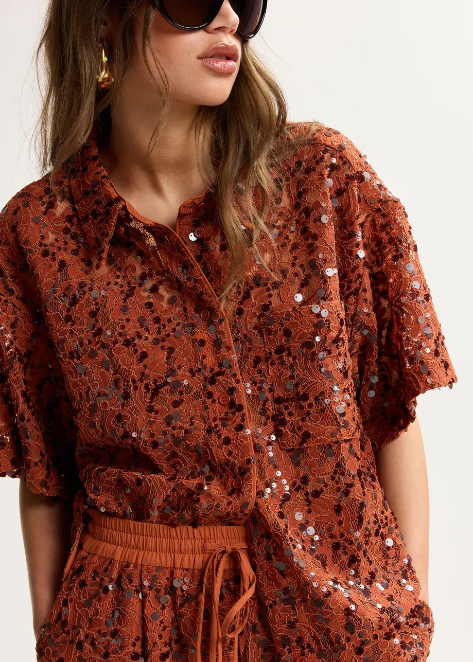 Rostfarbenes, kurzärmeliges Hemd mit Paillettenverzierung