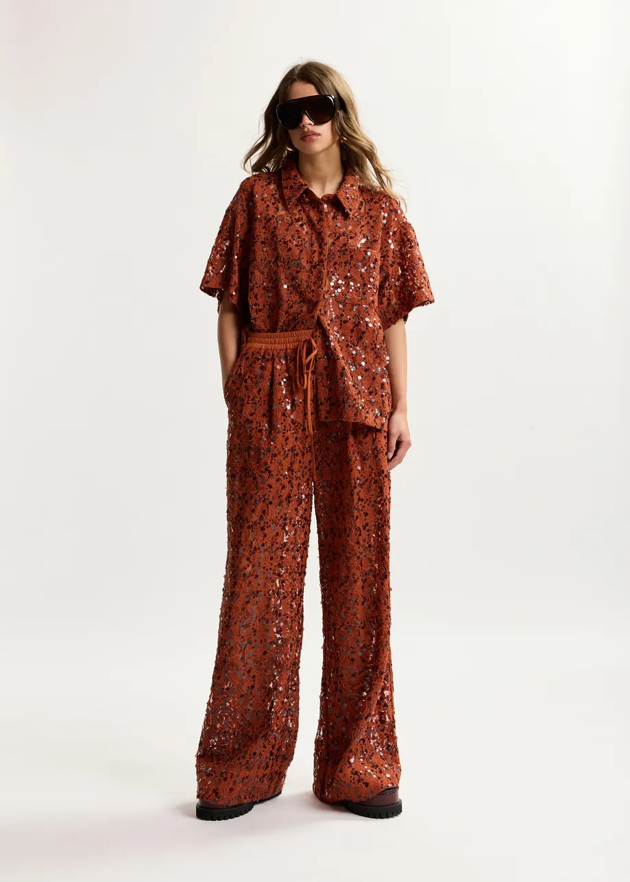 Rostfarbenes, kurzärmeliges Hemd mit Paillettenverzierung