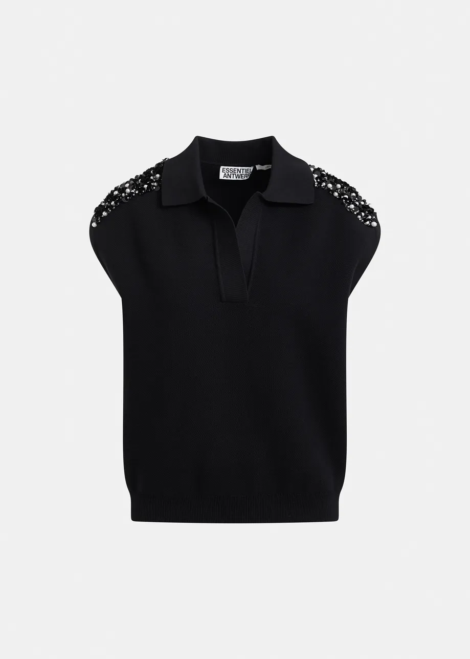 Polo negro sin mangas con hombros adornados en blanco roto