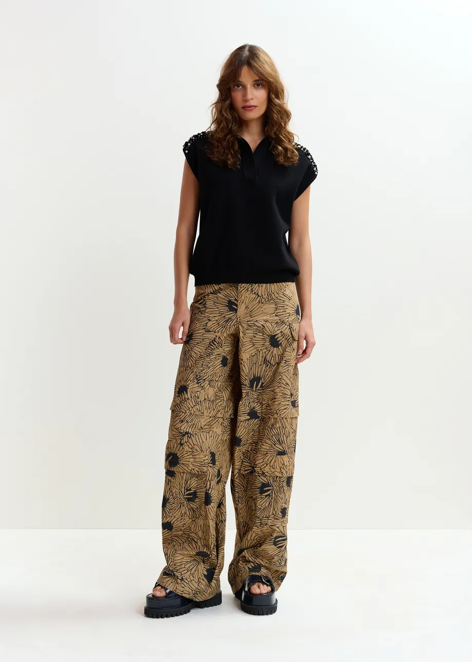 Polo negro sin mangas con hombros adornados en blanco roto