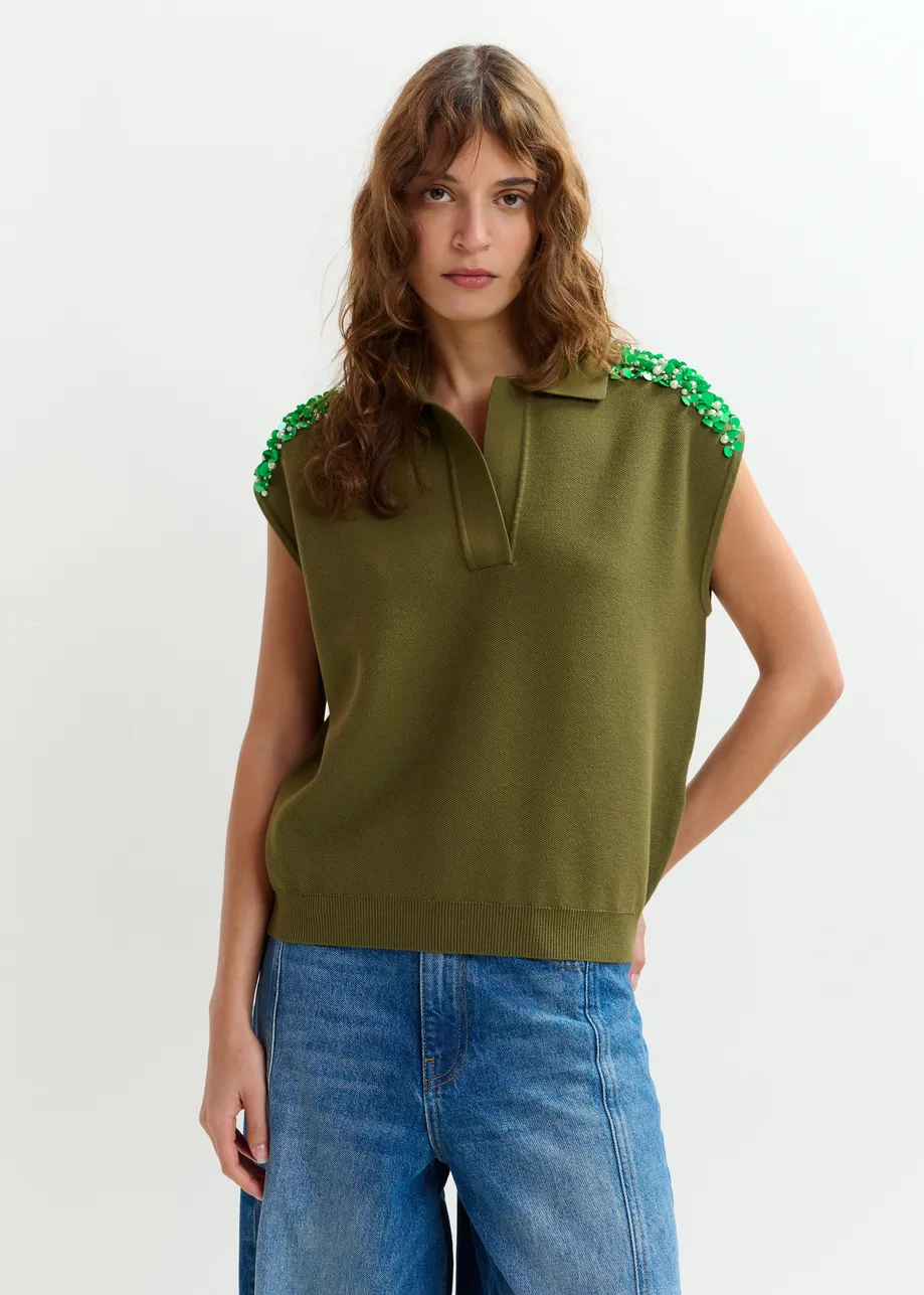 Polo caqui sin mangas con hombros adornados en verde